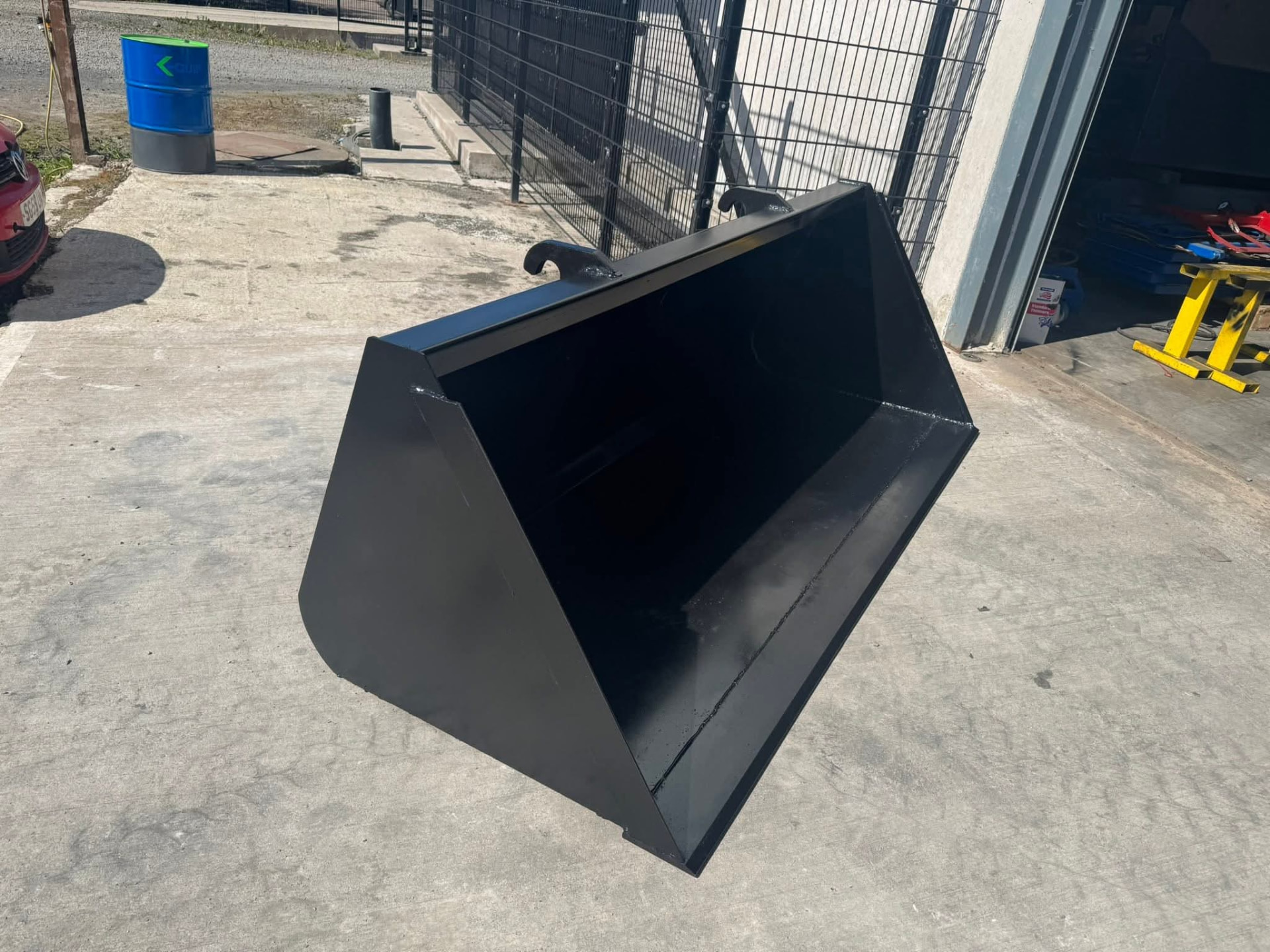 Heavy-duty black MT Plant handler bucket
