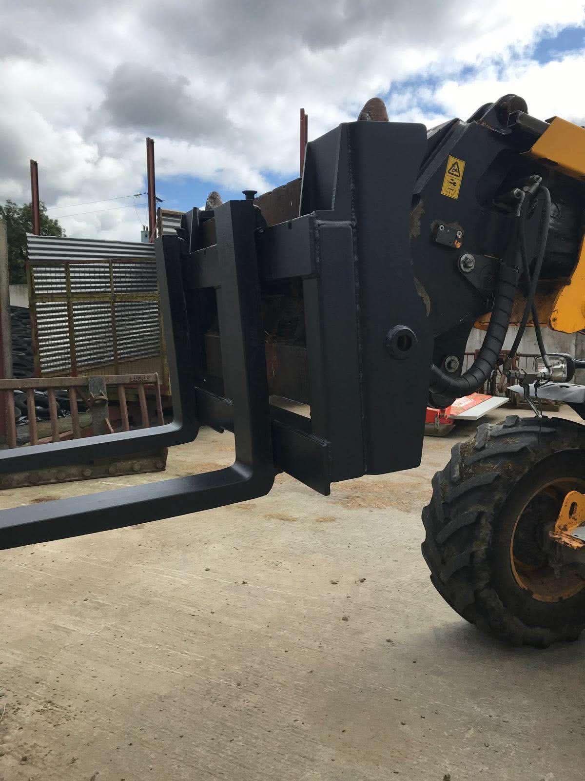MT Plant pallet fork carriage fitted to a telehandler boom